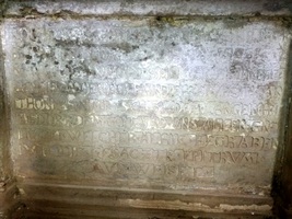 Widok fragmentu nagrobka